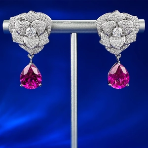 Détail des boucles d'oreilles camélia en argent S925 avec gemme rose en goutte