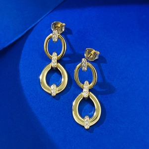 Eleganti orecchini a doppio cerchio dorati pendenti con pietre di zircone bianco