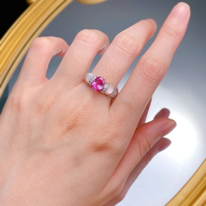 Détail de la bague en argent 925 avec incrustation de nacre rose et rubis ovale serti