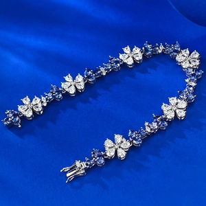 Détail macro du bracelet fleur en argent 925 avec pierres bleues et blanches
