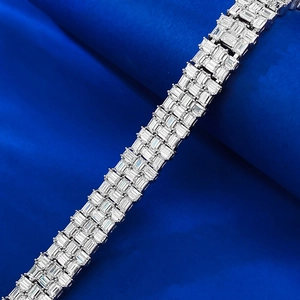 Bracelet trois rangs en argent 925 avec diamants taille baguette sur velours bleu