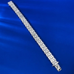 Détail d'un luxueux bracelet à trois rangées de diamants étincelants en argent 925