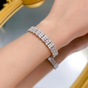 Bracelet de luxe en argent 925 avec trois rangées de diamants taille escalier portés au poignet