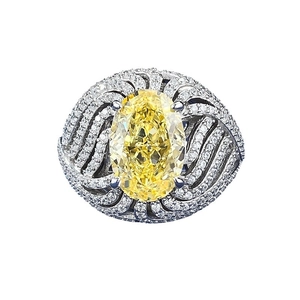 Anello con diamante giallo taglio ovale e pietre d'accento in metallo bianco lucido