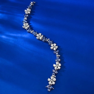 Vue détaillée du bracelet en argent avec gemmes en forme de fleur bleues et blanches