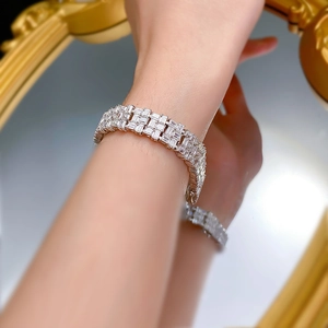 Détail d'un bracelet de luxe en argent 925 avec zircons baguette sertis en motif de briques