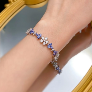 Bracelet en argent 925 avec cristaux bleus et blancs au poignet d'une femme