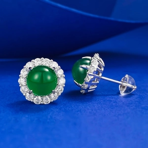 Macro di orecchini a lobo in argento 925 con calcedonio verde e accenti in zircone bianco
