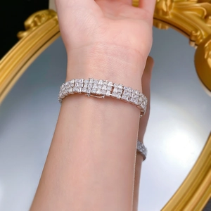 Vue détaillée du bracelet en argent à trois rangées avec pierres luxueuses taille baguette