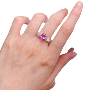 Bague élégante en argent 925 avec nacre rose ovale et rubis CZ sur main de femme