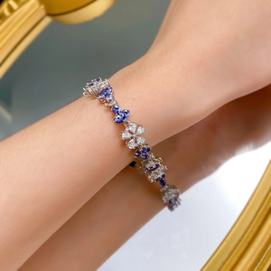 Vue détaillée d'un bracelet en argent avec des pierres bleues et blanches en forme de fleur
