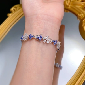 Vue détaillée d'un bracelet fleur en argent 925 serti de zircons bleus et blancs