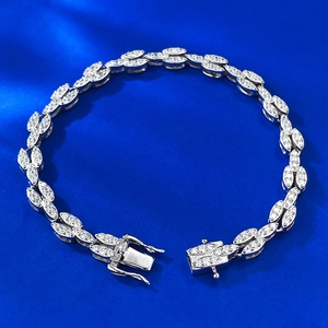 Bracelet en argent à maillons marquise pavé de zircons sur fond de soie bleu brillant