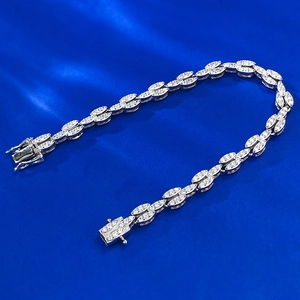 Détail du bracelet cubain argenté avec pierres marquises et fermoir à double sécurité