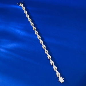 Vue détaillée du bracelet en argent avec maillons marquise sertis sur soie bleue satinée