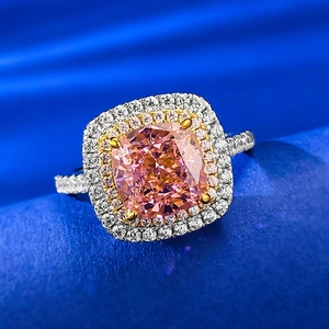 Luxuriöser Ring mit rosa Saphir im Kissenschliff und doppeltem Halo auf Seide