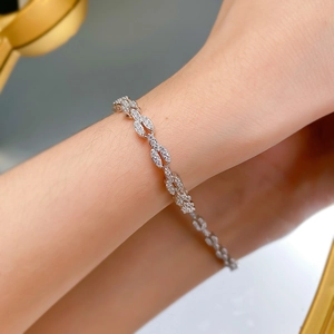 Vue détaillée des maillons de feuilles en argent sertis de diamants sur ce bracelet