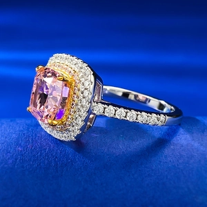 Makro-Seitenansicht: Rosa Edelsteinring mit Kissen-Schliff, Doppelhalo und Pavé-Schiene