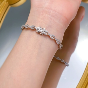 Gros plan d'un bracelet à maillons en feuilles pavées de diamants avec fermoir de bijoux