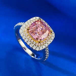 Makroaufnahme: Ring mit rosa Edelstein im Kissenschliff und doppelter Diamantumrandung