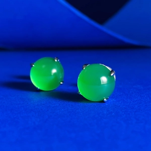 Vue macro de boucles d'oreilles en argent 925 avec cabochons ronds de calcédoine verte