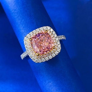 Ring mit rosa Saphir im Kissenschliff, doppelter Diamantumrandung und Pavé-Schiene