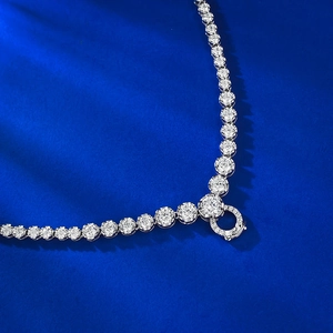 Collier tennis argenté serti de pierres brillantes rondes sur un fond bleu élégant