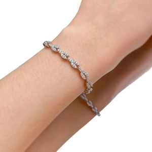 Bracelet à maillons marquise en argent S925 avec pavé de zircones sur le poignet