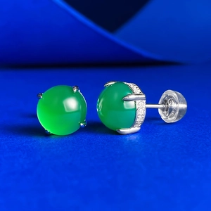 Détail macro de boucles d'oreilles en argent 925 avec calcédoine verte et diamants