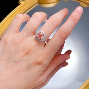 Ring mit rosa kissenförmigem Stein und doppeltem Diamant-Halo auf Hand-Display