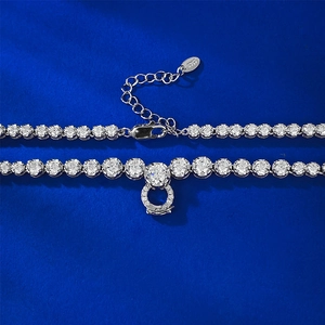 Vue détaillée de la chaîne tennis en argent S925 avec zircons ronds et fermoir mousqueton
