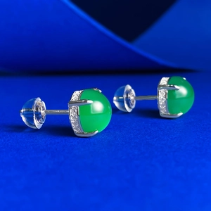 Vue macro de boucles d'oreilles en argent 925 avec calcédoine verte et zircons pavés