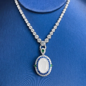 Détail d'un pendentif luxueux en pierre de lune avec halo bleu et blanc sur socle
