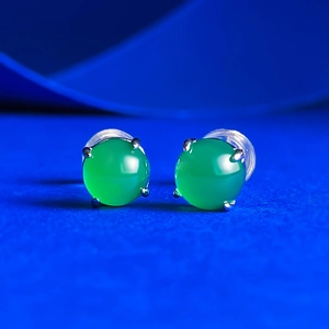Détail de boucles d'oreilles en calcédoine verte ronde avec serti griffes en argent