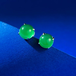 Détail de boucles d'oreilles en argent 925 avec calcédoine verte ronde et serti à quatre griffes