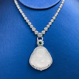 Vue macro du pendentif Bouddha blanc avec une chaîne tennis en diamants étincelante