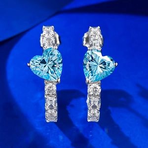 Orecchini a semicerchio argentati con pietre blu a cuore e dettagli luminosi