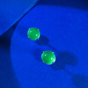 Élégantes boucles d'oreilles en argent 925 avec calcédoine verte ronde et serti 4 griffes