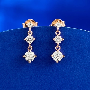 Elegante Ohrstecker aus S925 Silber in Roségold mit drei abgestuften Zirkoniasteinen