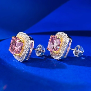 Détail macro des boucles d'oreilles avec pierre rose taille coussin et double halo
