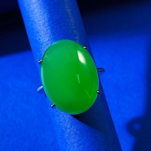 Macro shot of 15x20mm green chalcedony oval ring with silver four-prong setting