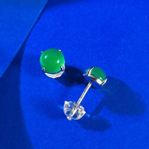Détail de boucles d'oreilles en argent 925 avec calcédoine verte ronde et griffe