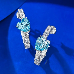 Dettaglio di orecchini a cuore acquamarina con base in argento e piccoli cristalli