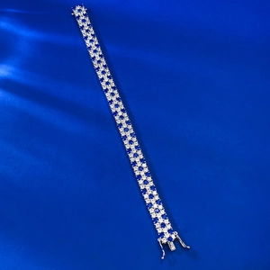 Détail d'un bracelet tennis double rangée avec saphirs bleu royal et zircons