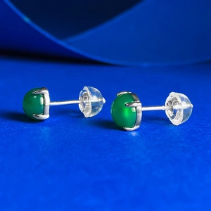 Macro d'oreilles en argent 925 avec calcédoine verte 8mm et sertissage à 4 griffes