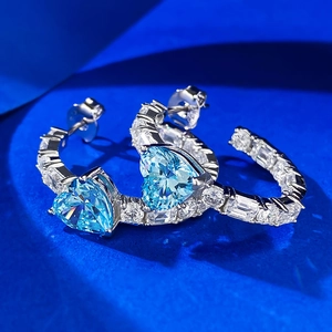 Macro di orecchini a cerchio in argento con pietre blu a cuore e pavé di cristalli