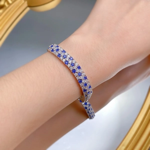 Gros plan sur bracelet en argent S925 à trois rangs avec pierres bleu royal