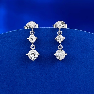 Drei-Steine-Ohrringe mit abgestuften runden Zirkoniasteinen in S925 Sterlingsilber