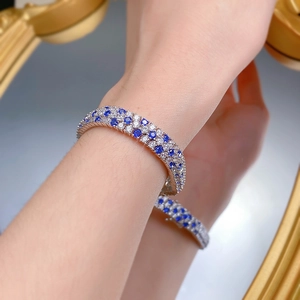 Détail du bracelet tennis en argent S925 à trois rangées de cristaux bleus et blancs