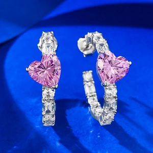 Paio di orecchini a cuore rosa scintillanti con pietre CZ su cerchi in argento